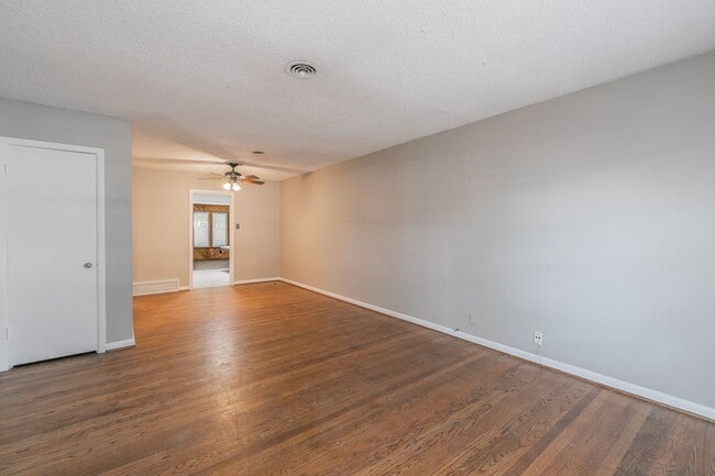 Foto del edificio - Arlington Heights One Story on BEAUTIFUL Lot!