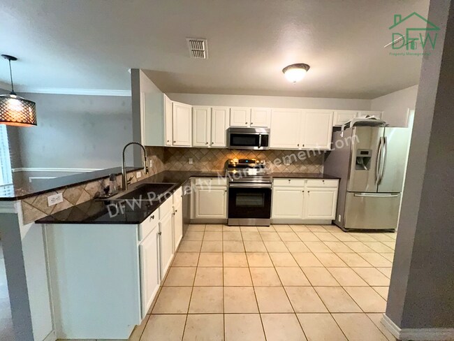 Building Photo - Charming 3BR/2.5BA Corner Home in Euless – Pool, Fireplace & Garage!