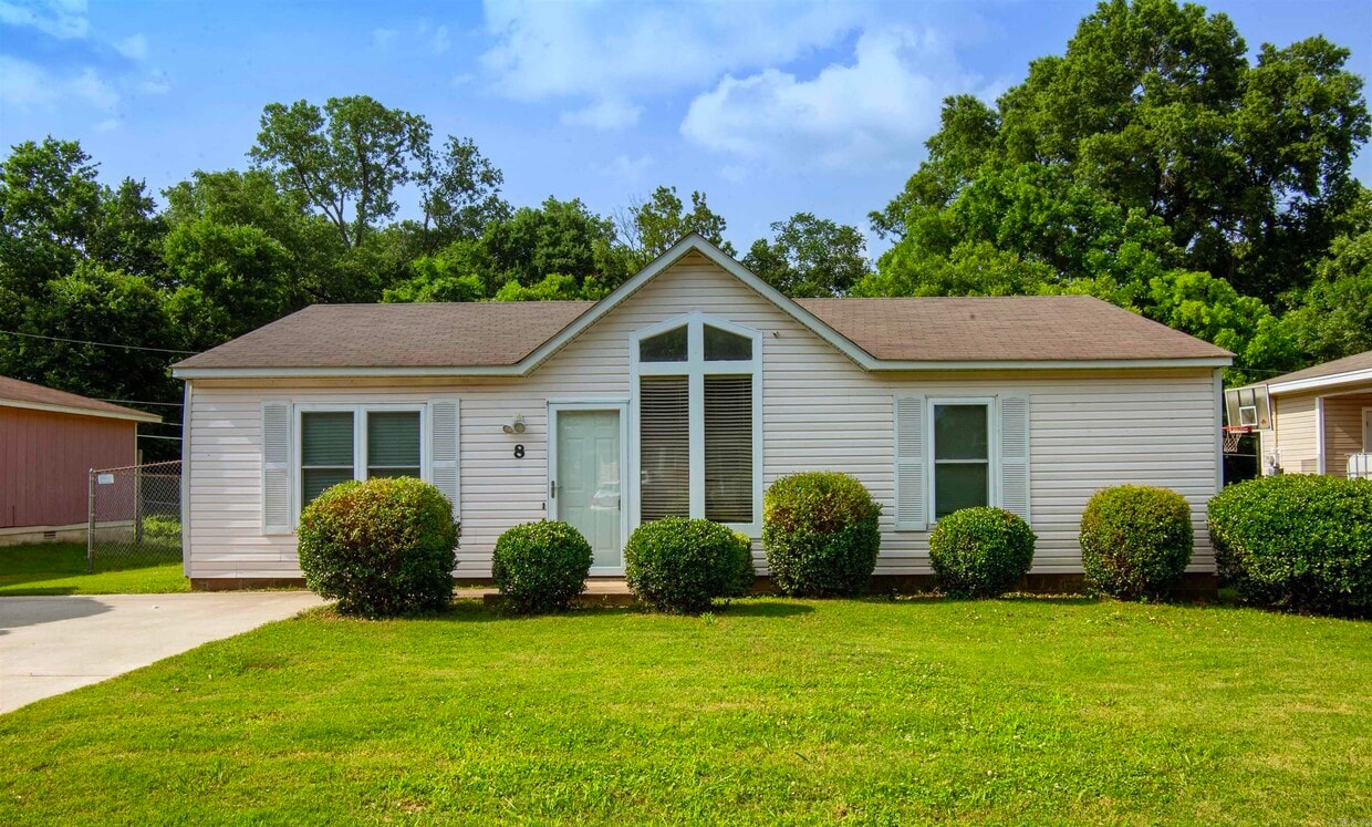 Primary Photo - 8 Goodwin Cir