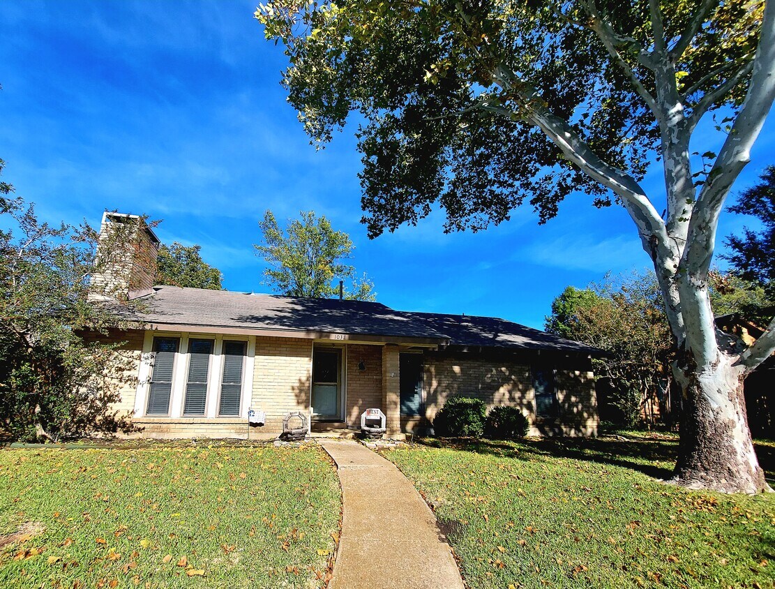 Primary Photo - 1037 Carriagehouse Ln