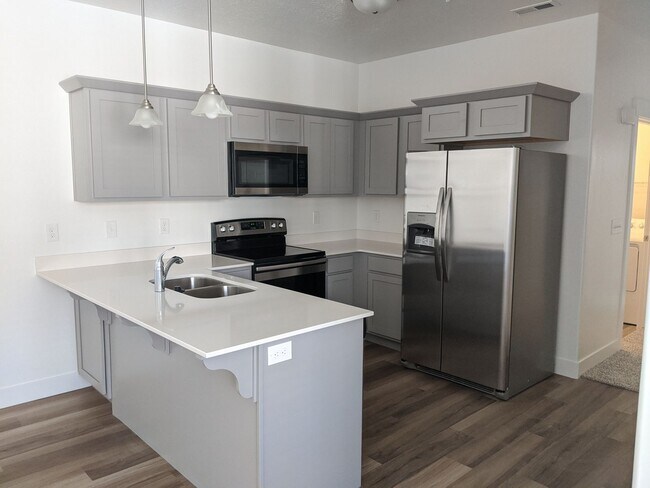Building Photo - **Stunning 3-Bedroom Condo in Prime Locati...