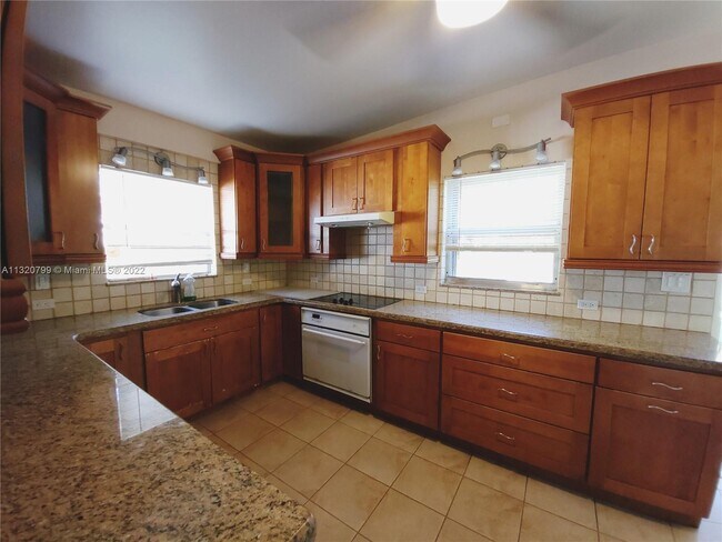 Building Photo - 7721 Coquina Dr
