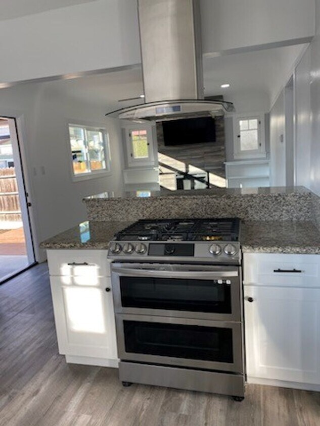 Foto principal - Lovely detached back house w/ 2car garage
