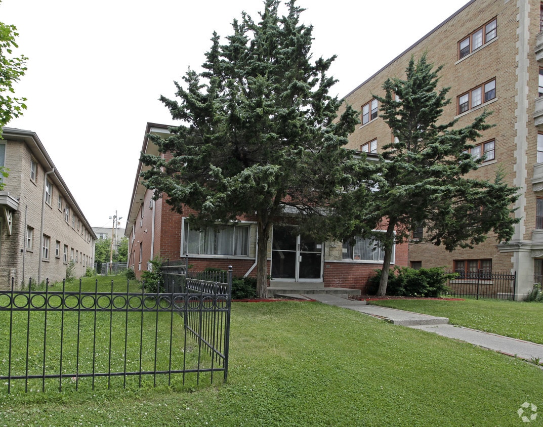 Building Photo - 2922 W Wells St