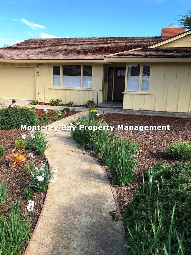 Building Photo - Beautifully Remodeled Private Oasis!