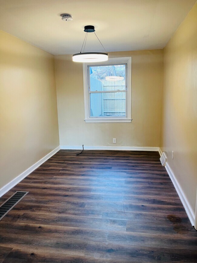 Comedor - 2462 Brookwood St