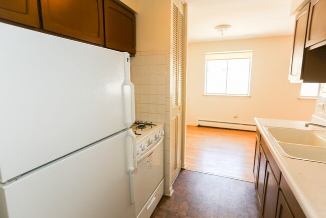 Building Photo - 502 W Briar Pl