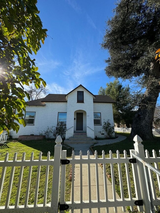 Building Photo - 1745 Pine St