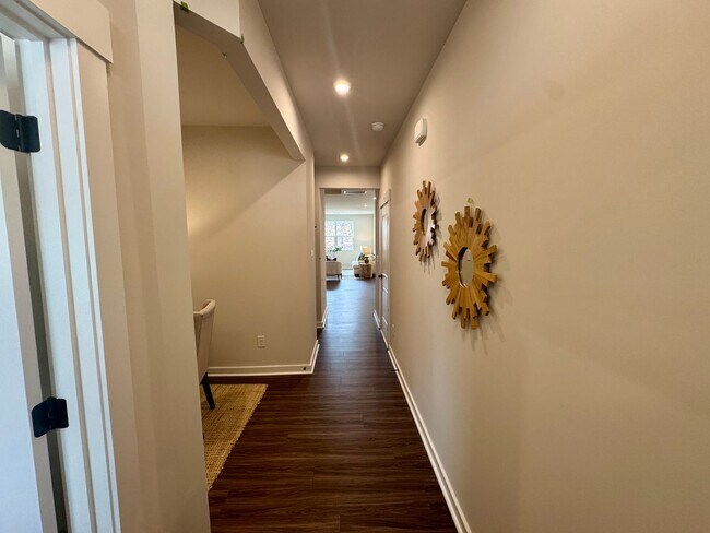 Foto del edificio - NEW CONSTRUCTION;3BR/2BA Townhome in Griffith Lakes