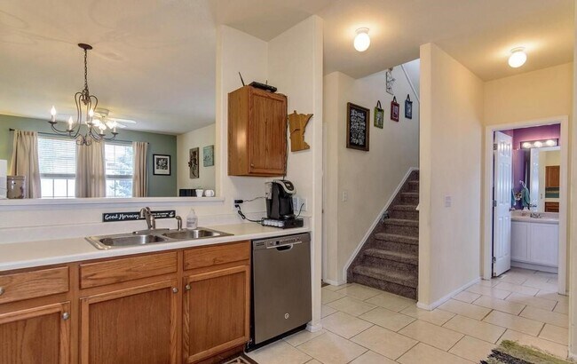 Cocina - 170 Alyssum Dr