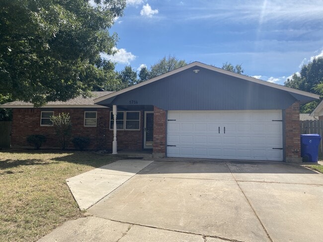 Photo - 1714 Village Dr House