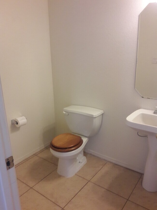 Building Photo - BEAUTIFUL 2 STORY HOME OFF OF LADERA AND U...