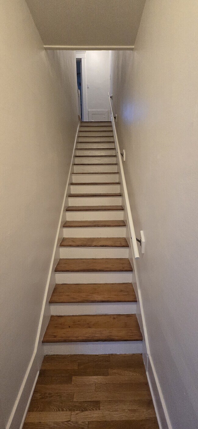 Escalera - 4310 Clarissa Ave