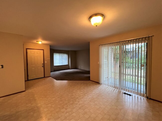 Foto del edificio - Single Story 2 Bdrm Duplex - Near Lake Goo...