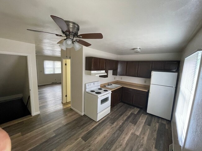 Building Photo - 2 bedroom townhouse- located near frisbee ...