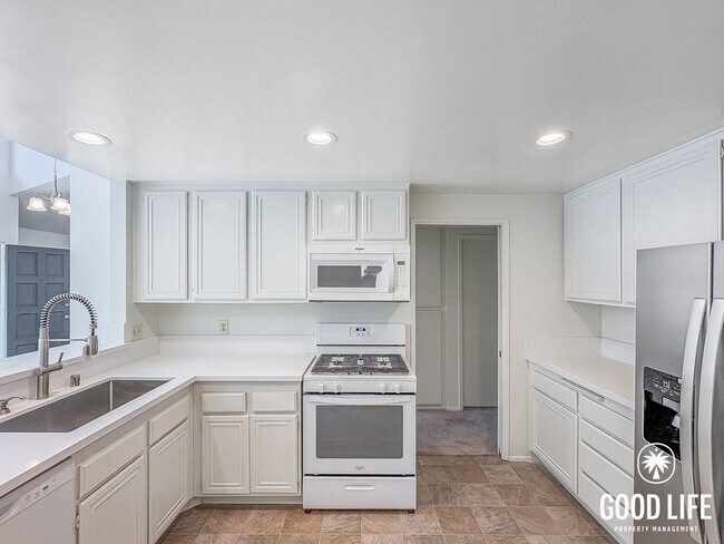 Foto del edificio - Spacious 3BD/2BA Home in Carlsbad with Community Pool, 2-Car Garage & In-Unit Laundry