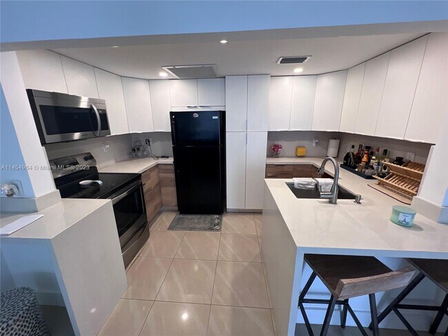 Building Photo - MIAMI LAKES CYPRESS VILLAS