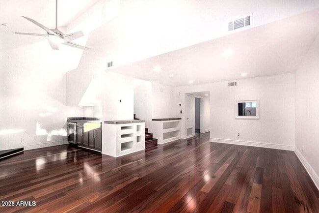Building Photo - 1530 S River Dr