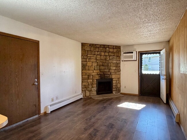 Foto del edificio - Ground Level 1 Bedroom/1 Bathroom Condo Located In Gated Oak Park Community! (Available Immediately)