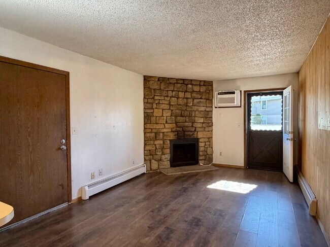 Building Photo - Ground Level 1 Bedroom/1 Bathroom Condo Located In Gated Oak Park Community! (Available Immediately)