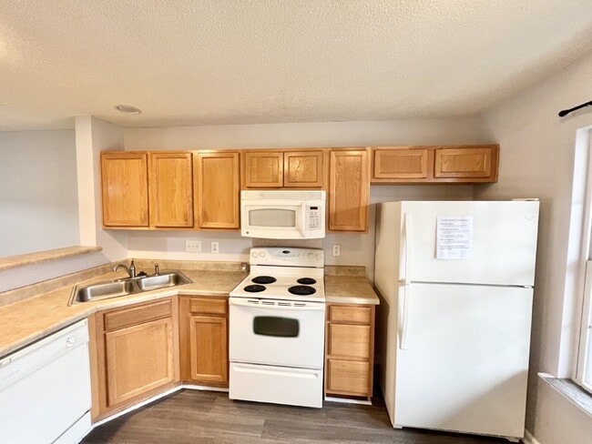 Building Photo - STEELECREEK TOWNHOUSE!