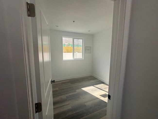 Foto del edificio - 3006 S Palm Grove Ave