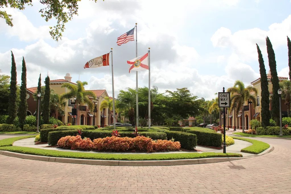 Entrada principal, centro de la ciudad - 20241 Estero Gardens Cir