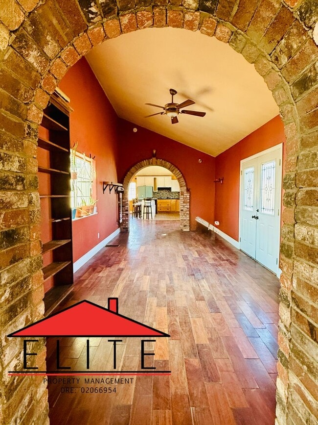 Building Photo - AVAILABLE NOW!!