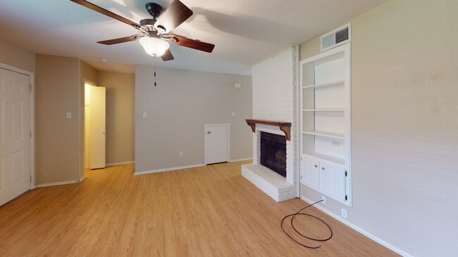 Building Photo - Casablanca Condo #124