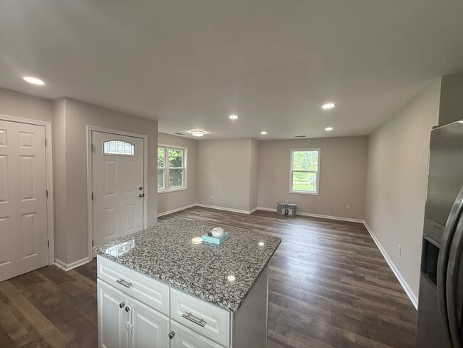 Building Photo - 1945 Livingston Oak Dr