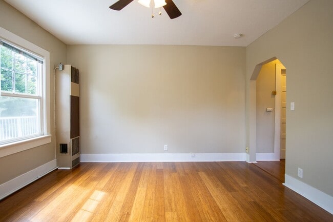 Building Photo - John's Landing 2nd Floor 1Bdr w/Hardwoods,...