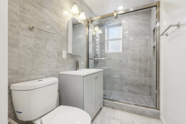 Foto del edificio - 155 Evergreen Pl