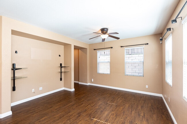Building Photo - 425 S Meadowbrook Dr
