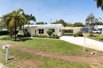 Building Photo - 1452 Crest Dr