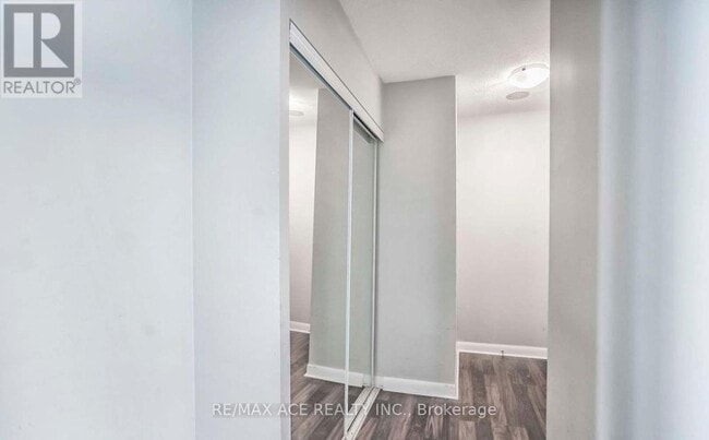 Building Photo - 25 Town Centre Court