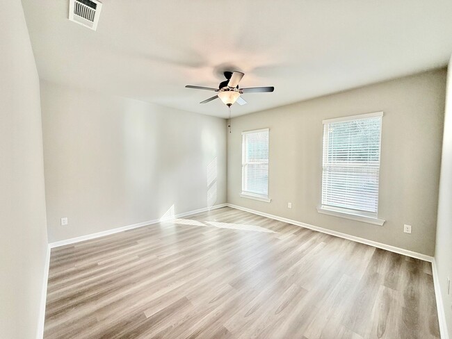 Building Photo - Spacious 4-Bedroom Home - Southern Palms