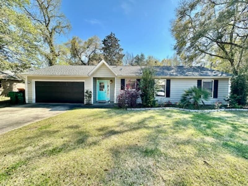 Primary Photo - 110 Oak Shores Dr