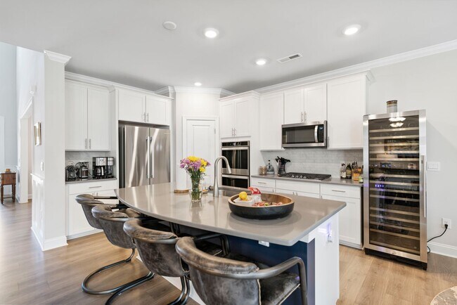 Foto del edificio - Stunning home in Hillsborough with fenced ...