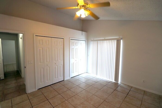Foto del edificio - Corner of Curry Ford and Goldenrod 3 bedroom 2 baths and one car garage