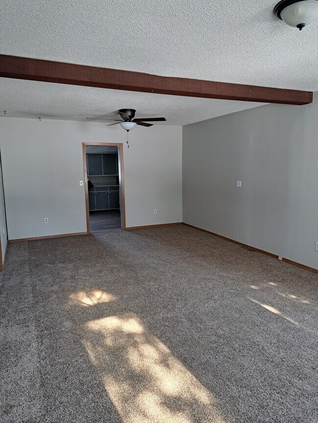 Building Photo - Single family home w/detached garage avail...