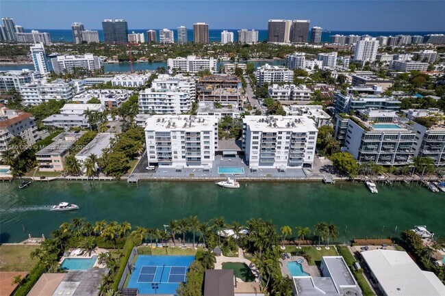 Building Photo - 10000 W Bay Harbor Dr