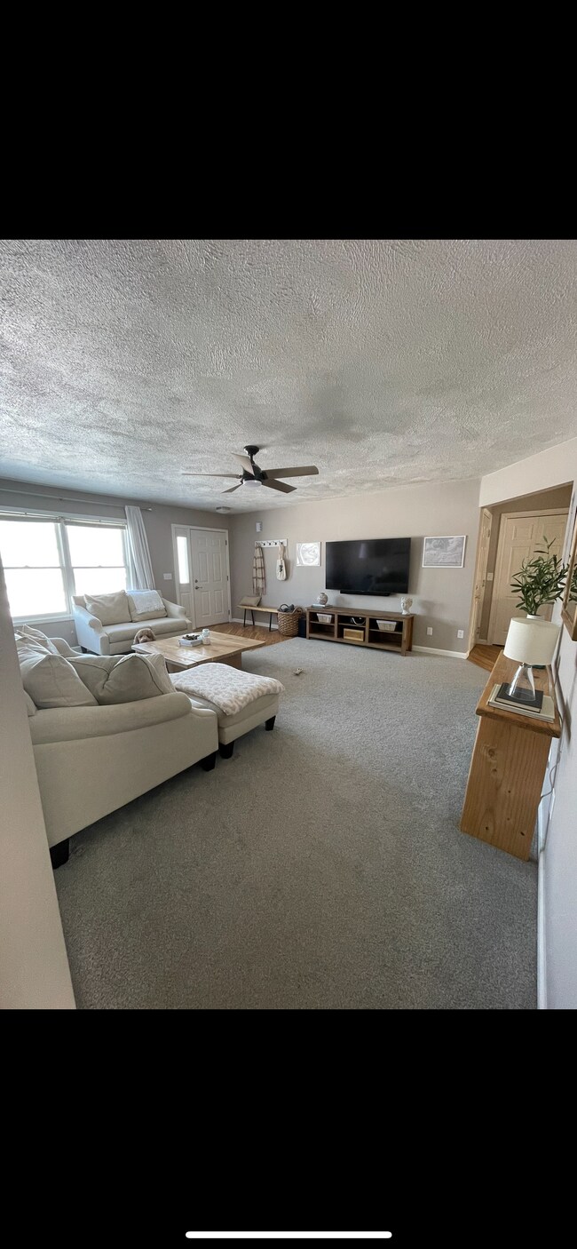 Livingroom - 72 Skyline Dr