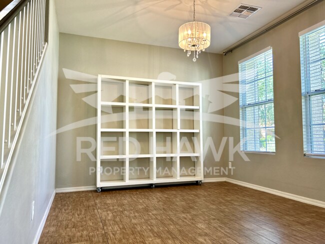 Building Photo - 980 S Huish Dr