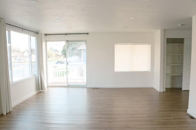 Building Photo - 1108 500 N