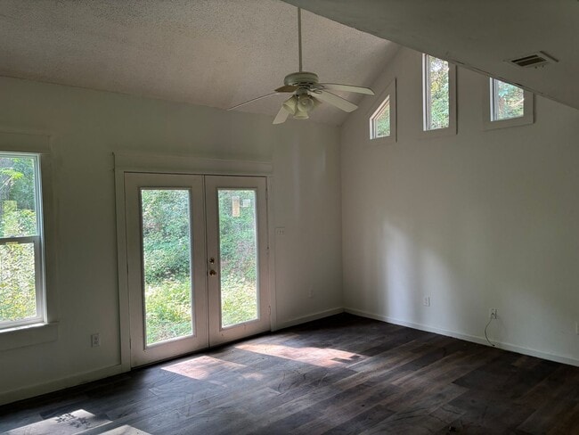 Building Photo - 3 bed 2 bath spacious townhome in ideal area
