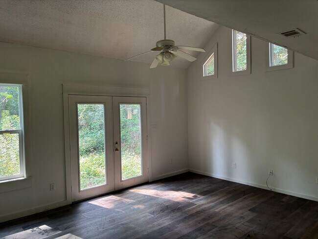 Foto del edificio - 3 bed 2 bath spacious townhome in ideal area