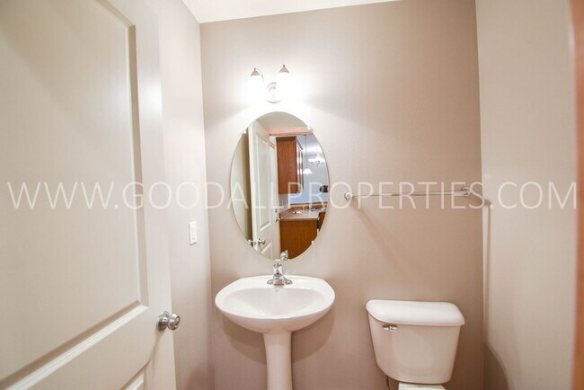 Foto del edificio - 2 Bedroom, 1.5 Bath Townhome in Jordan Creek area!