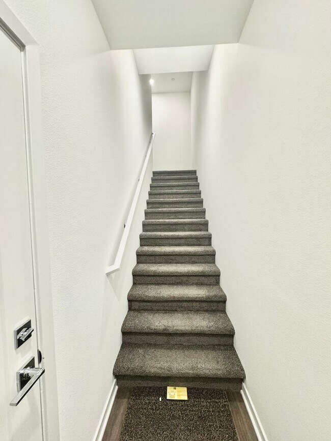 Foto del edificio - Modern 3B/3B Townhome in Covina