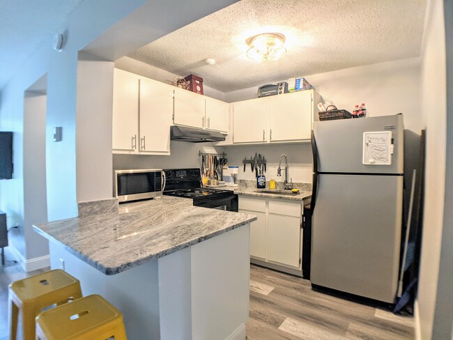 Building Photo - 107 Treetop Cir