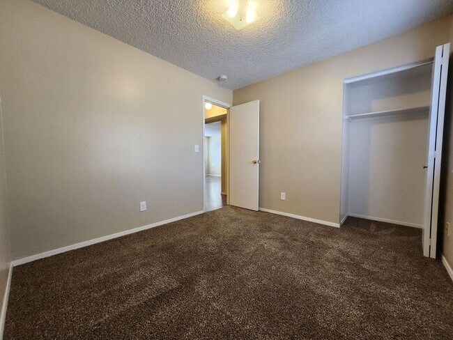 Foto del edificio - Charming 2-Bedroom, 1-Bathroom Upper-Level...